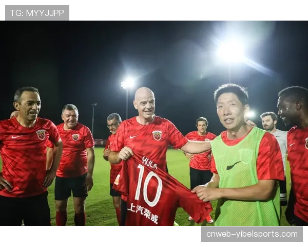 斯卡洛尼戴手套捧杯瞬间,因凡蒂诺现场道歉化解尴尬 斯卡洛尼戴手套捧杯瞬间,因凡蒂诺现场道歉化解尴尬